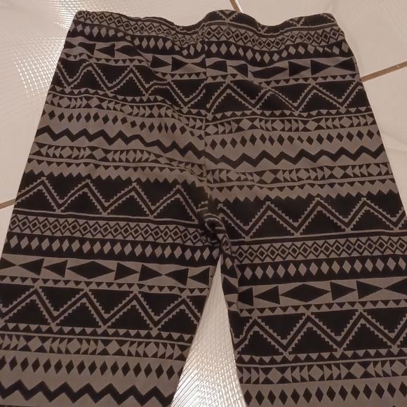 $4 Add-on Black & Gray Leggings - Size Small - Picture 5 of 7